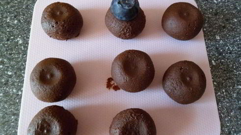 мангово-черничное мороженое с конфетами рафаэлло с шоколадными шариками