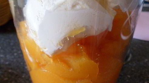 мангово-черничное мороженое с конфетами рафаэлло с шоколадными шариками