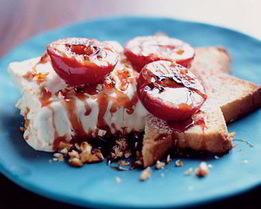 Медовое мороженое с амаретто и сливы с пралине и сиропом из красного вина