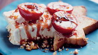 Медовое мороженое с амаретто и сливы с пралине и сиропом из красного вина