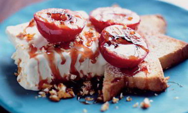 Рецепт медового мороженого с амаретто и сливы с пралине и сиропом из красного вина