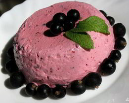 Мороженое с черной смородиной