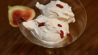 Мороженое с инжиром и ягодами годжи