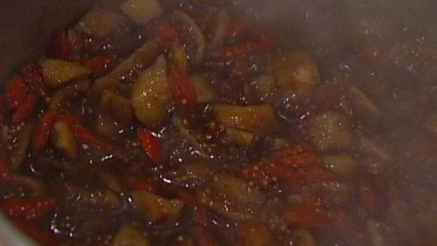 мороженое с инжиром и ягодами годжи