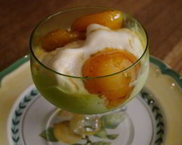 Мороженое с карамелизированными абрикосами