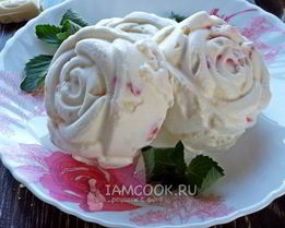 Мороженое с клубникой и белым шоколадом