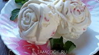 Мороженое с клубникой и белым шоколадом