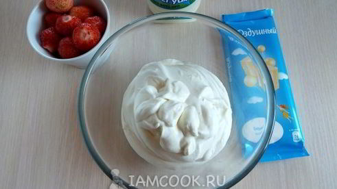 мороженое с клубникой и белым шоколадом