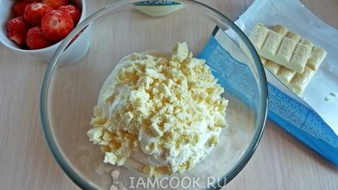 мороженое с клубникой и белым шоколадом