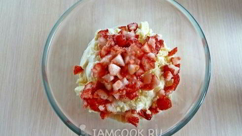 мороженое с клубникой и белым шоколадом