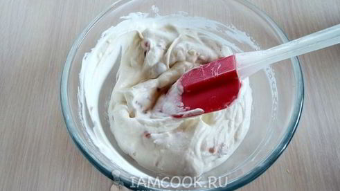 мороженое с клубникой и белым шоколадом