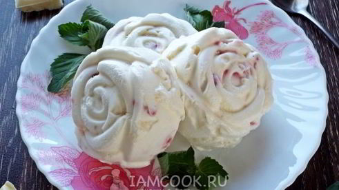 мороженое с клубникой и белым шоколадом