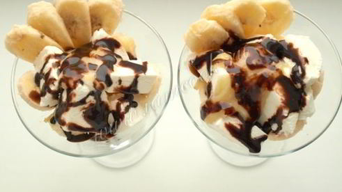 мороженое с лимонным курдом, шоколадом и бананом