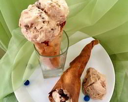 Мороженое с шоколадным пралине в блинных рожках