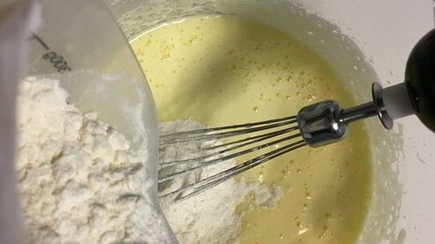 мороженое с шоколадным пралине в блинных рожках