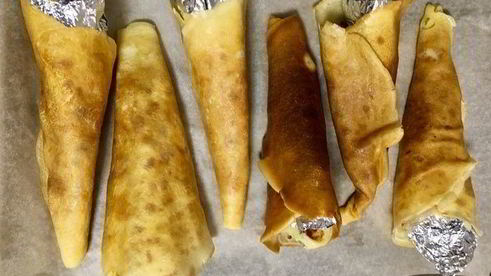 мороженое с шоколадным пралине в блинных рожках