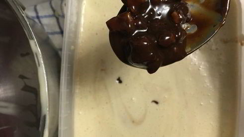 мороженое с шоколадным пралине в блинных рожках