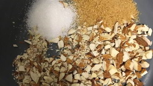 мороженое с шоколадным пралине в блинных рожках