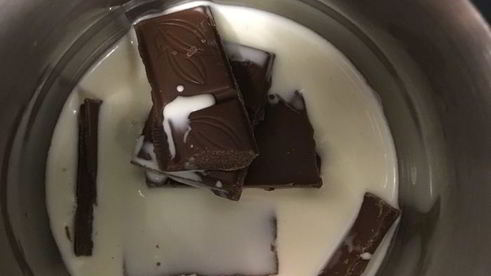 мороженое с шоколадным пралине в блинных рожках