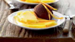 Шоколадное мороженое с манго