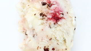 Сливочное мороженое с меренгами, шоколадной крошкой и малиновой прослойкой
