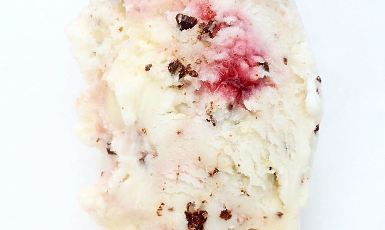 Рецепт сливочного мороженого с меренгами, шоколадной крошкой и малиновой прослойкой