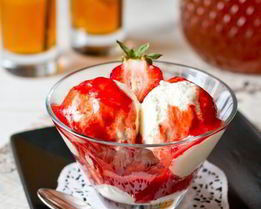 Сырное мороженое с клубнично-томатным соусом