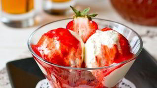 Сырное мороженое с клубнично-томатным соусом