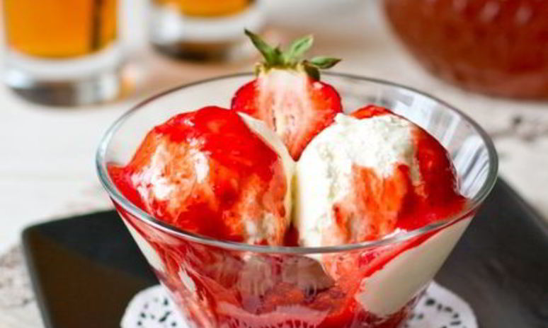 Рецепт сырного мороженого с клубнично-томатным соусом