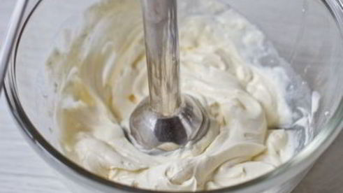 сырное мороженое с клубнично-томатным соусом