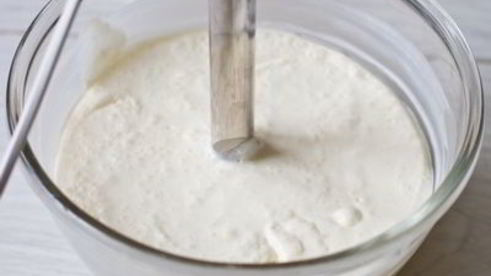 сырное мороженое с клубнично-томатным соусом