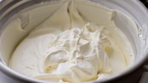 сырное мороженое с клубнично-томатным соусом