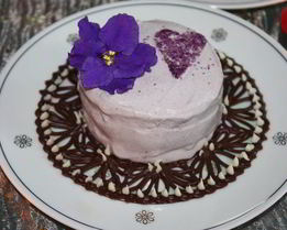 Ванильное мороженое с чернично-фиалковым ароматом на шоколадном блюдце
