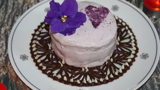 Ванильное мороженое с чернично-фиалковым ароматом на шоколадном блюдце