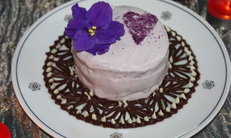 Рецепт ванильного мороженого с чернично-фиалковым ароматом на шоколадном блюдце