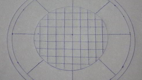 ванильное мороженое с чернично-фиалковым ароматом на шоколадном блюдце