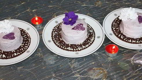 ванильное мороженое с чернично-фиалковым ароматом на шоколадном блюдце