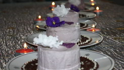 ванильное мороженое с чернично-фиалковым ароматом на шоколадном блюдце