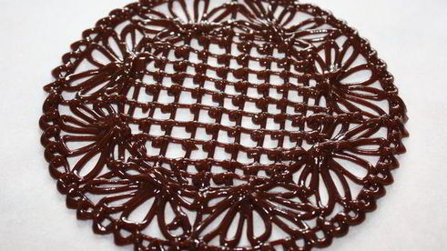 ванильное мороженое с чернично-фиалковым ароматом на шоколадном блюдце