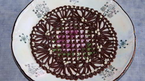 ванильное мороженое с чернично-фиалковым ароматом на шоколадном блюдце