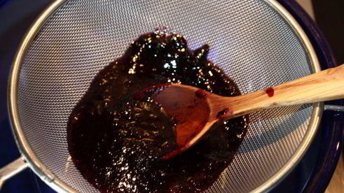 ванильное мороженое с чернично-фиалковым ароматом на шоколадном блюдце