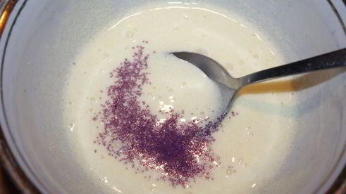 ванильное мороженое с чернично-фиалковым ароматом на шоколадном блюдце