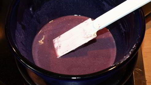 ванильное мороженое с чернично-фиалковым ароматом на шоколадном блюдце