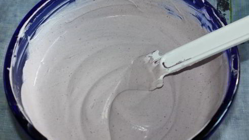 ванильное мороженое с чернично-фиалковым ароматом на шоколадном блюдце