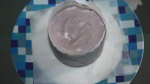 ванильное мороженое с чернично-фиалковым ароматом на шоколадном блюдце