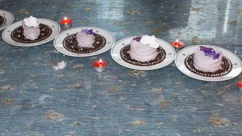 ванильное мороженое с чернично-фиалковым ароматом на шоколадном блюдце