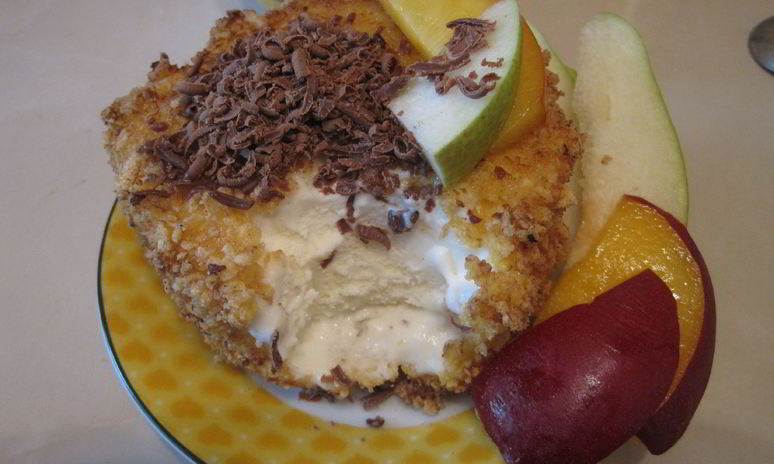 Рецепт жареного мороженого с шоколадом, грушей и персиком