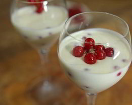 Йогуртовый мусс с красной смородиной