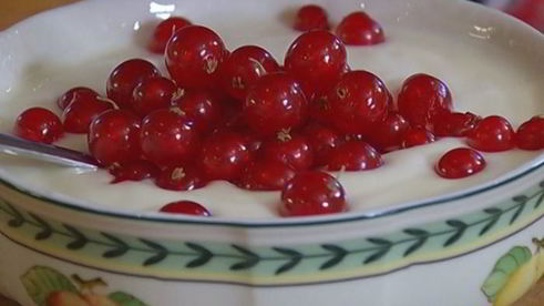 йогуртовый мусс с красной смородиной