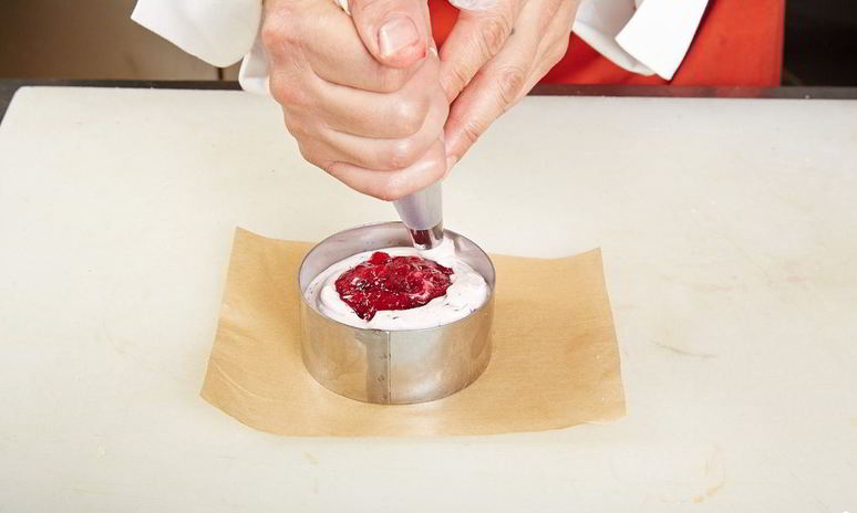 Рецепт легкого мусса с клюквенно-медовым соусом